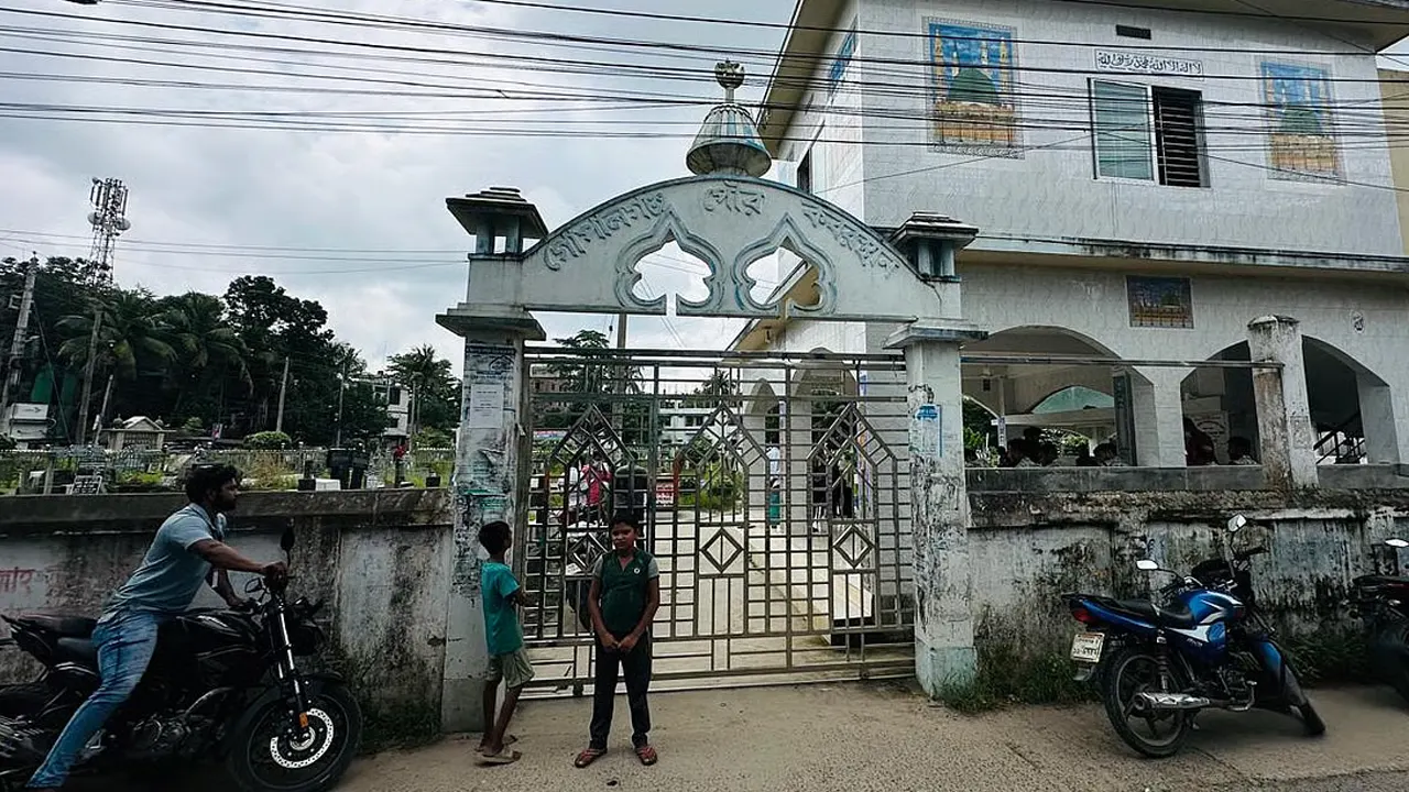 তিনজনের লাশ ময়নাতদন্তের জন্য কবর থেকে তোলা হয়েছে।
