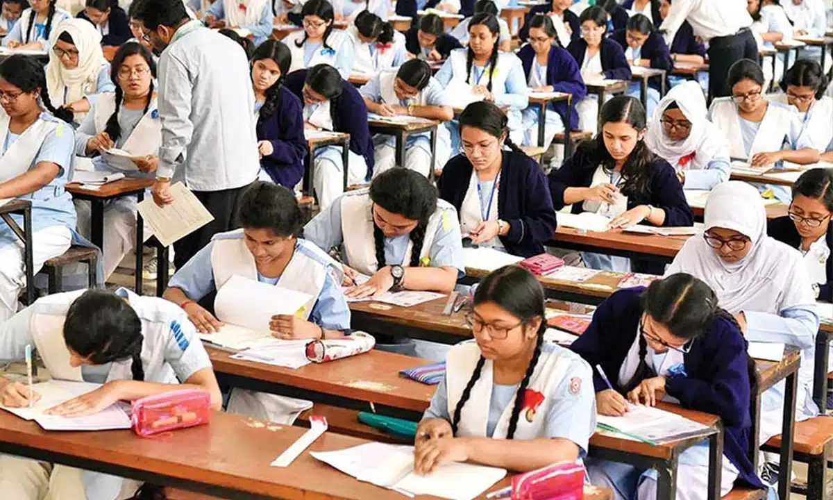 চলমান এইচএসসি ও সমমানের স্থগিত পরীক্ষাগুলোর পরিবর্তিত সময়সূচি প্রকাশ করা হয়েছে।