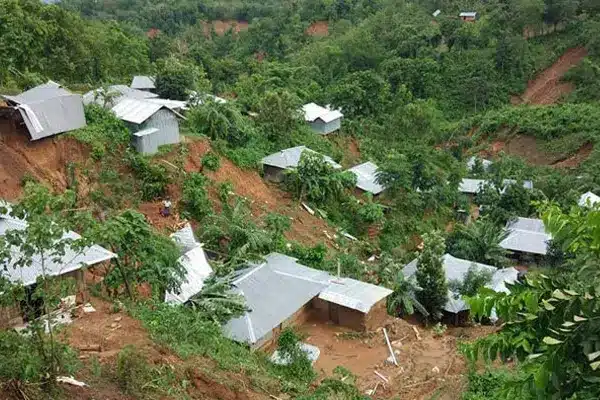ভারি বর্ষণের আভাস, পাহাড় ধসের শঙ্কা পাহাড়ি এলাকায় কোথাও কোথাও ভূমিধসের আশঙ্কা রয়েছে।