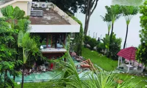 হলি আর্টিজানে জঙ্গি হামলায় দুজন পুলিশ কর্মকর্তা এবং দেশি-বিদেশি নাগরিকসহ ২৯ জন নিহত হন।
