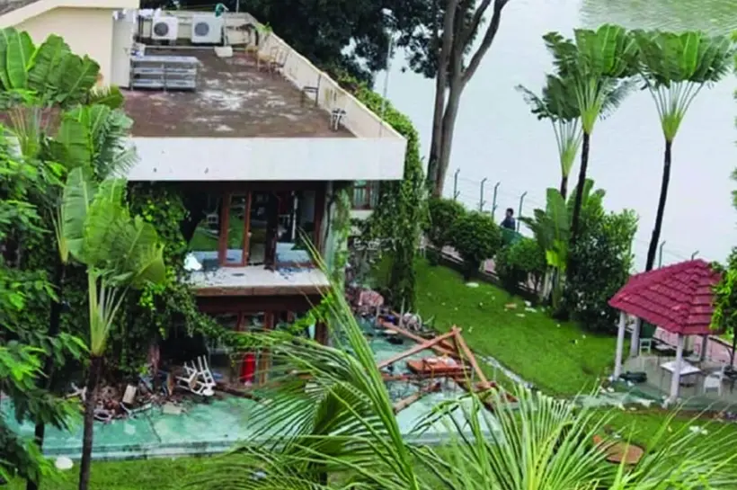 হলি আর্টিজানে জঙ্গি হামলায় দুজন পুলিশ কর্মকর্তা এবং দেশি-বিদেশি নাগরিকসহ ২৯ জন নিহত হন।