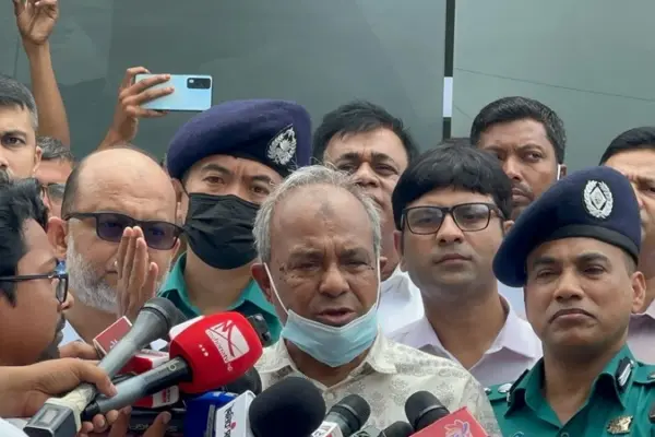 স্বরাষ্ট্র উপদেষ্টা দাবি করেছেন, মালয়েশিয়া থেকে যাদেরকে দেশে ফেরত পাঠানো হয়েছে তারা কোনো জঙ্গি নয়।