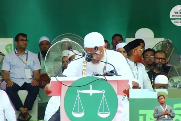মঞ্চে পড়ে গিয়ে ৪৫ সেকেন্ড পর উঠে দাঁড়ান তিনি।