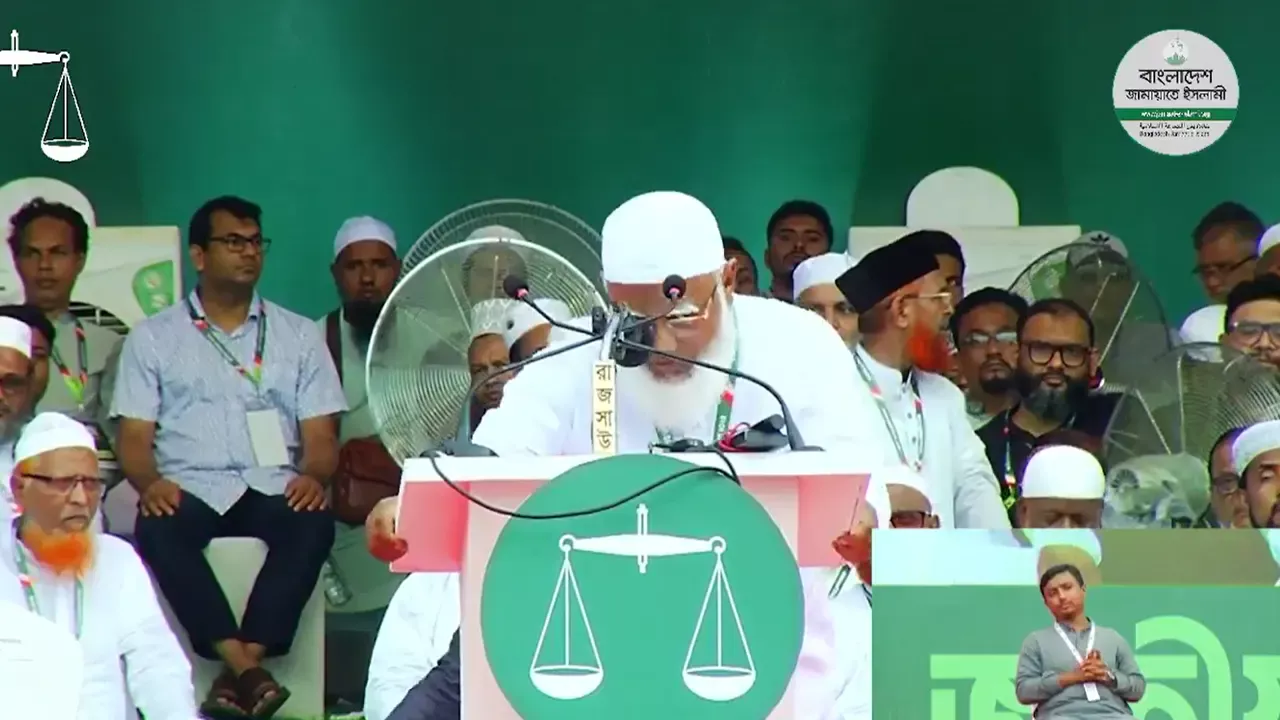 মঞ্চে পড়ে গিয়ে ৪৫ সেকেন্ড পর উঠে দাঁড়ান তিনি।