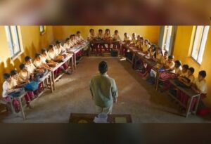 মালয়ালম সিনেমা 'স্থানার্থী শ্রীকুট্টান'-তে দেখানো বিদ্যালয়ের শ্রেণীকক্ষে সব শিক্ষার্থী সামনাসামনি বসে শিক্ষকের কথা শুনছে
