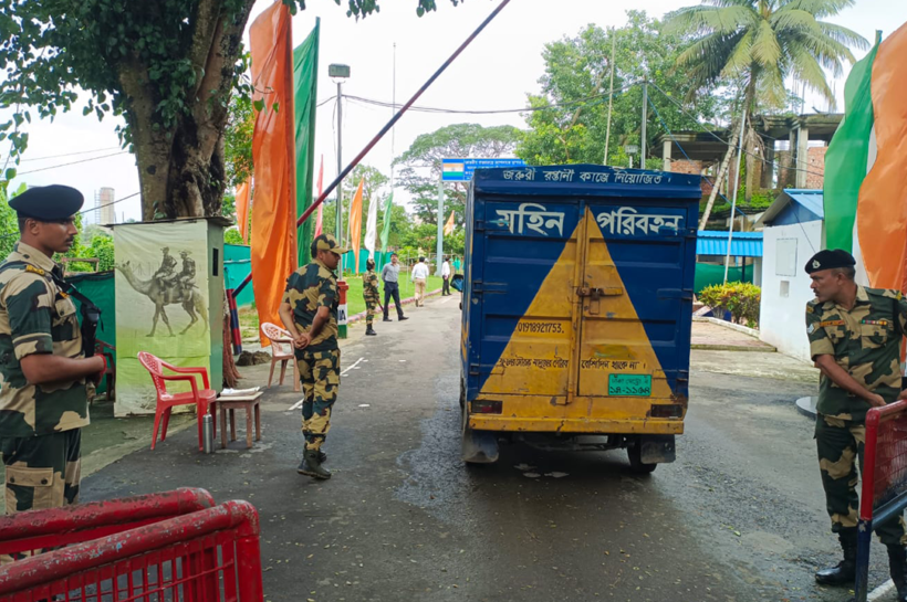 ৬০টি কার্টনে করে ৩০০ কেজি হাড়িভাঙ্গা আম পাঠানো হয়।