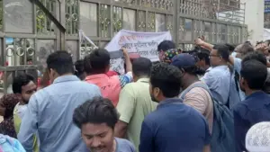 অভিভাবক ও সাংবাদিকদের প্রবেশ করতে দিচ্ছে না কর্তৃপক্ষ।