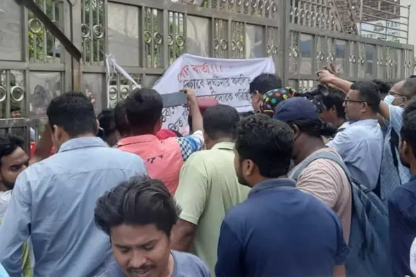 মাইলস্টোনে ঢুকতে দেওয়া হচ্ছে না অভিভাবক ও সাংবাদিকদের অভিভাবক ও সাংবাদিকদের প্রবেশ করতে দিচ্ছে না কর্তৃপক্ষ।