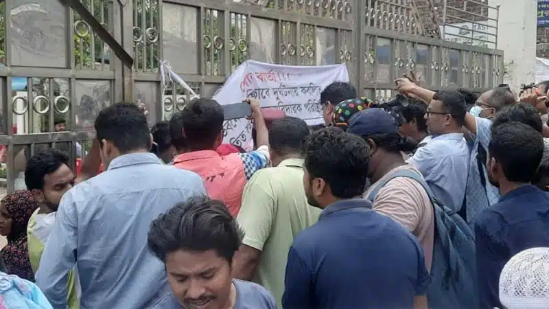অভিভাবক ও সাংবাদিকদের প্রবেশ করতে দিচ্ছে না কর্তৃপক্ষ।