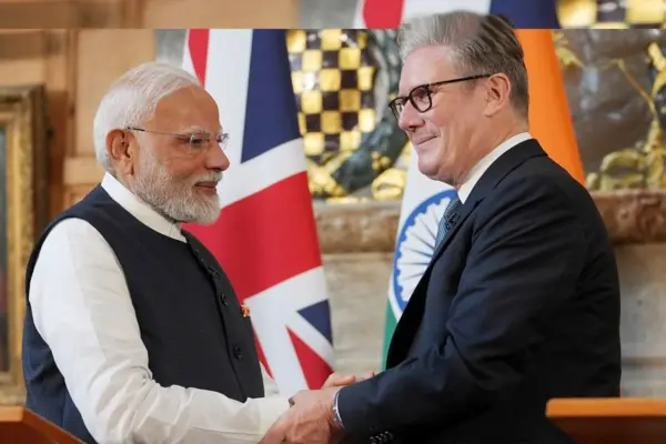 ভারত-যুক্তরাজ্য মুক্ত বাণিজ্য চুক্তি স্বাক্ষরিত: ব্রেক্সিটের পর যুক্তরাজ্যের সবচেয়ে বড় বাণিজ্য চুক্তি ভারতের প্রধানমন্ত্রী নরেন্দ্র মোদি এবং যুক্তরাজ্যের প্রধানমন্ত্রী কিয়ার স্টারমার চুক্তি সম্পাদন অনুষ্ঠানে আন্তরিকভাবে করমর্দন করছেন।