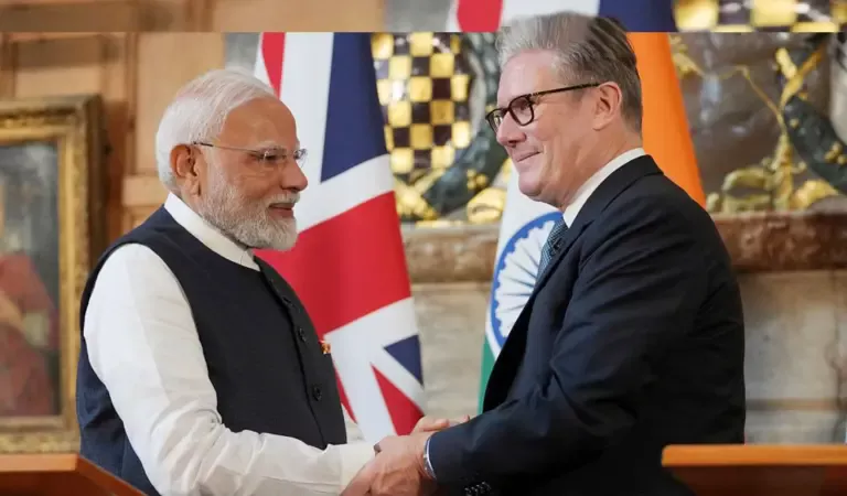 ভারতের প্রধানমন্ত্রী নরেন্দ্র মোদি এবং যুক্তরাজ্যের প্রধানমন্ত্রী কিয়ার স্টারমার চুক্তি সম্পাদন অনুষ্ঠানে আন্তরিকভাবে করমর্দন করছেন।