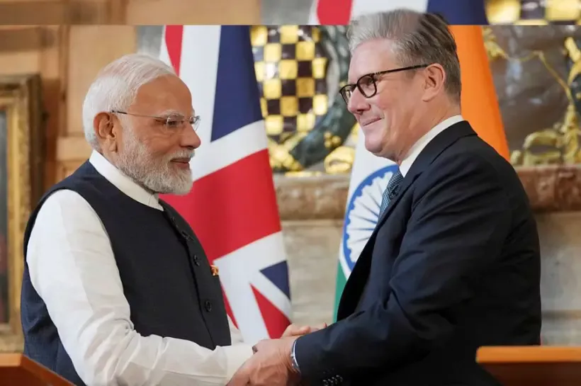 ভারতের প্রধানমন্ত্রী নরেন্দ্র মোদি এবং যুক্তরাজ্যের প্রধানমন্ত্রী কিয়ার স্টারমার চুক্তি সম্পাদন অনুষ্ঠানে আন্তরিকভাবে করমর্দন করছেন।