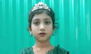 মসজিদের দ্বিতীয় তলা থেকে মায়মুনা আক্তার ময়নার রক্তাক্ত লাশ উদ্ধার করেছে পুলিশ।