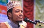 মাথায় টুপি পরা অবস্থায় ওয়াজ করছেন ইসলামিক বক্তা আমির হামজা