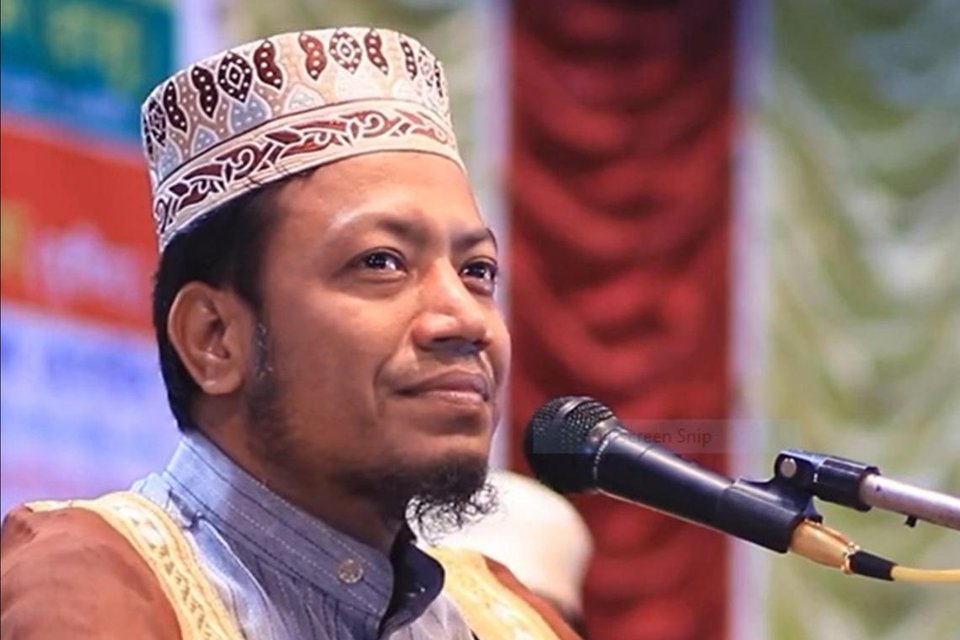 মাথায় টুপি পরা অবস্থায় ওয়াজ করছেন ইসলামিক বক্তা আমির হামজা