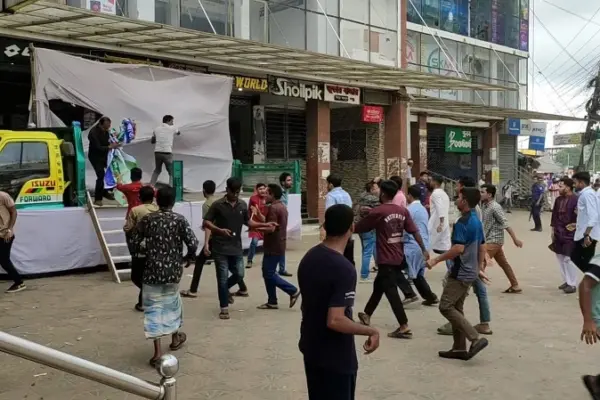 বিএনপির নেতাকর্মীদের হামলার শিকার হয়েছেন এনসিপির নেতাকর্মীরা।
