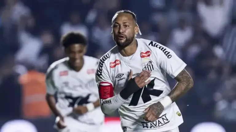 আসন্ন ২০২৬ ফুটবল বিশ্বকাপ খেলতে মরিয়া ব্রাজিলিয়ান তারকা নেইমার জুনিয়র।