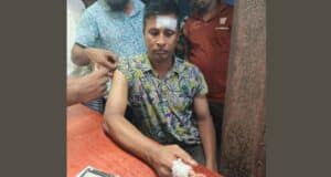 এক পুলিশ সদস্যের মাথায় ও হাতে ছুরিকাঘাত করে রাইফেল ছিনিয়ে নেওয়ার চেষ্টার খবর পাওয়া গেছে।