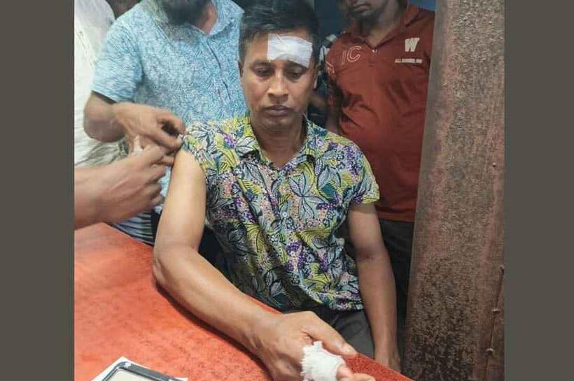 এক পুলিশ সদস্যের মাথায় ও হাতে ছুরিকাঘাত করে রাইফেল ছিনিয়ে নেওয়ার চেষ্টার খবর পাওয়া গেছে।
