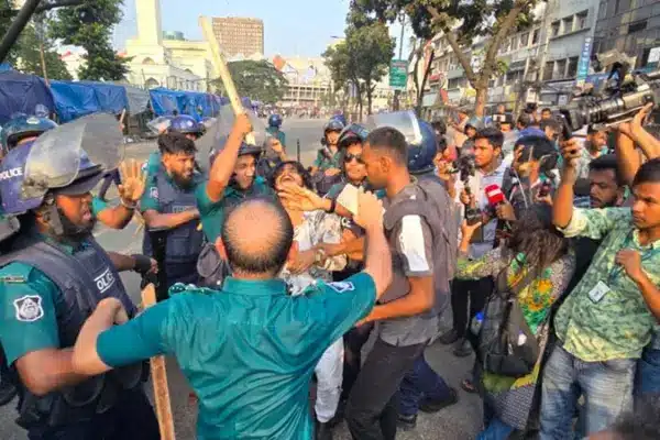 বিক্ষুব্ধ শিক্ষার্থীদের বেধড়ক পেটাল পুলিশ শিক্ষার্থীদের বেধড়ক পিটিয়েছে পুলিশ।