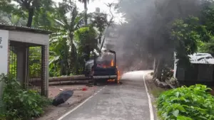 পুলিশের গাড়িতে হামলা ও আগুন ধরিয়ে দেওয়ার ঘটনা ঘটেছে।
