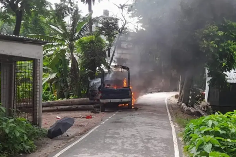 পুলিশের গাড়িতে হামলা ও আগুন ধরিয়ে দেওয়ার ঘটনা ঘটেছে।