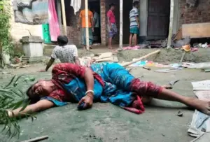 হিন্দু সম্প্রদায়ের অন্তত ১৩টি বাড়িতে হামলা, ভাঙচুর ও লুটপাট চালিয়েছে কিছু লোক।