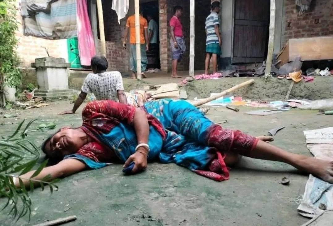হিন্দু সম্প্রদায়ের অন্তত ১৩টি বাড়িতে হামলা, ভাঙচুর ও লুটপাট চালিয়েছে কিছু লোক।