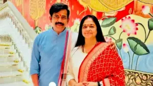 কৃতজ্ঞতা প্রকাশের জন্য প্রতি রাতে স্ত্রীর পা ছুঁয়ে প্রণাম করেন রবি কিষাণ।
