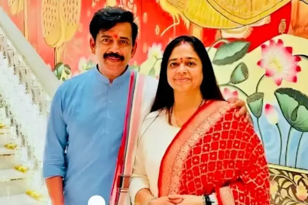 যে কারণে প্রতি রাতে স্ত্রীর পা ছুঁয়ে প্রণাম করেন রবি কিষাণ কৃতজ্ঞতা প্রকাশের জন্য প্রতি রাতে স্ত্রীর পা ছুঁয়ে প্রণাম করেন রবি কিষাণ।