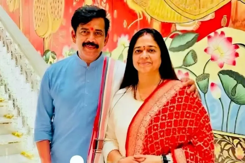 কৃতজ্ঞতা প্রকাশের জন্য প্রতি রাতে স্ত্রীর পা ছুঁয়ে প্রণাম করেন রবি কিষাণ।