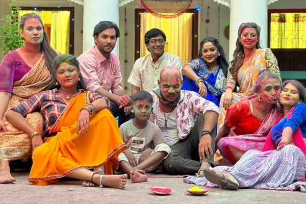 প্রায় ৪০০ বছরের পুরোনো যৌনপল্লি এক রাতেই গুঁড়িয়ে দেওয়ার ঘটনাকে কেন্দ্র করে নির্মিত হয়েছে রাশিদ পলাশ পরিচালিত সিনেমা ‘রঙবাজার’।