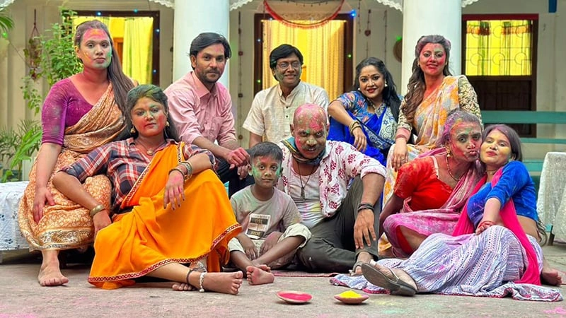 প্রায় ৪০০ বছরের পুরোনো যৌনপল্লি এক রাতেই গুঁড়িয়ে দেওয়ার ঘটনাকে কেন্দ্র করে নির্মিত হয়েছে রাশিদ পলাশ পরিচালিত সিনেমা ‘রঙবাজার’।