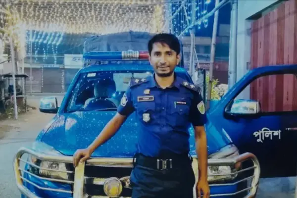 চব্বিশের ৫ আগস্ট বাছাই করে ‘পুলিশ হত্যা’, যা ঘটেছিল এসআই সন্তোষ চৌধুরীকে বাছাই করে ছিনিয়ে নিয়ে থানা চত্বরেই পিটিয়ে হত্যা করা হয়।