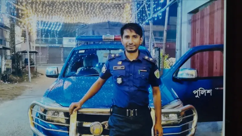 এসআই সন্তোষ চৌধুরীকে বাছাই করে ছিনিয়ে নিয়ে থানা চত্বরেই পিটিয়ে হত্যা করা হয়।