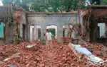 আন্তর্জাতিক খ্যাতিসম্পন্ন চলচ্চিত্র নির্মাতা সত্যজিৎ রায়ের শতাব্দী প্রাচীন পৈতৃক বাড়িটি ভেঙে ফেলার কাজ শুরু হয়েছে।