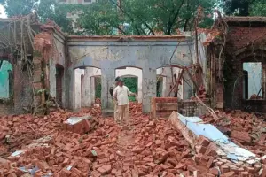 আন্তর্জাতিক খ্যাতিসম্পন্ন চলচ্চিত্র নির্মাতা সত্যজিৎ রায়ের শতাব্দী প্রাচীন পৈতৃক বাড়িটি ভেঙে ফেলার কাজ শুরু হয়েছে।