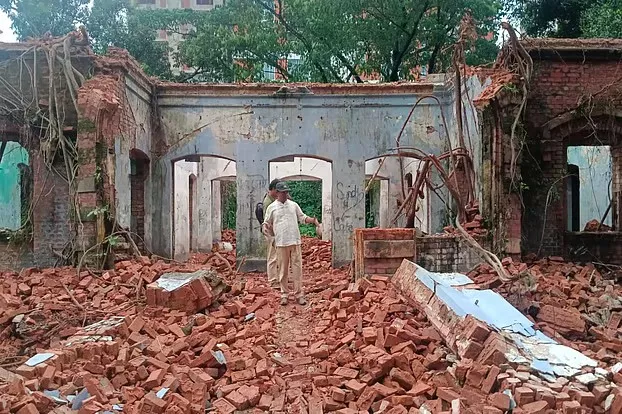 আন্তর্জাতিক খ্যাতিসম্পন্ন চলচ্চিত্র নির্মাতা সত্যজিৎ রায়ের শতাব্দী প্রাচীন পৈতৃক বাড়িটি ভেঙে ফেলার কাজ শুরু হয়েছে।
