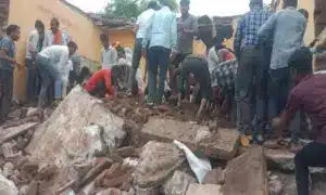 একটি সরকারি স্কুল ভবনের ছাদ ভেঙে পড়ে অন্তত চার শিশুর মৃত্যু হয়েছে।