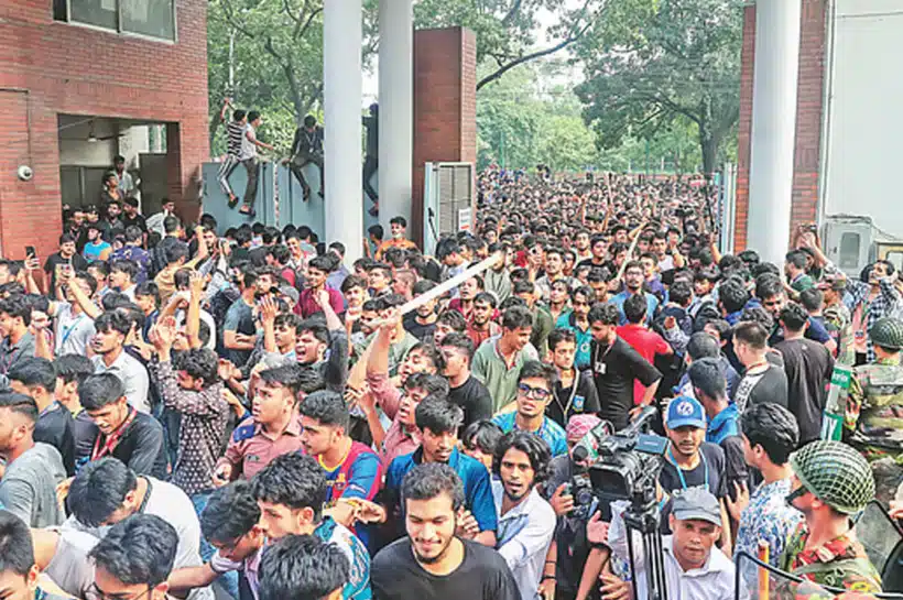 গাড়ি ভাঙচুর ও হত্যাচেষ্টার অভিযোগে ১২০০ জনের বিরুদ্ধে মামলা করা হয়েছে।
