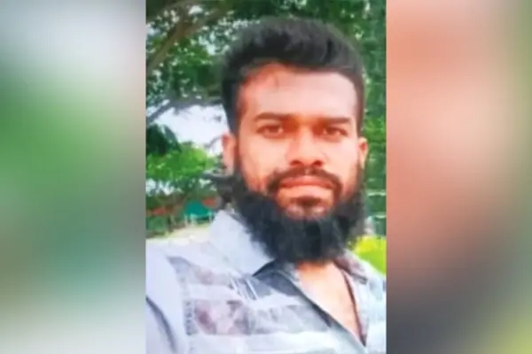 ব্যবসায়ীকে প্রকাশ্যে পিটিয়ে ও ইট দিয়ে মাথা থেঁতলে হত্যা করেছে দুর্বৃত্তরা।