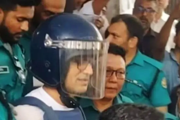 ব্যারিস্টার সুমন বলেছেন, নতুন প্রজন্মের সঙ্গে আপনারা প্রতারণা করছেন, ইতিহাস আপনাদের ক্ষমা করবে না।