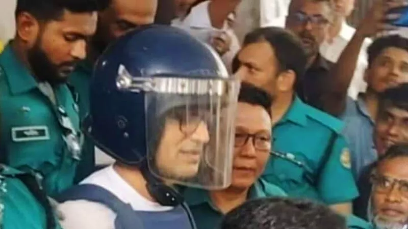 ব্যারিস্টার সুমন বলেছেন, নতুন প্রজন্মের সঙ্গে আপনারা প্রতারণা করছেন, ইতিহাস আপনাদের ক্ষমা করবে না।