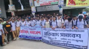 ক্লাস বাদ দিয়ে এনসিপি'র সমাবেশে যেতে বাধ্য করায় বিক্ষোভ মিছিল ও সমাবেশ করেছেন শিক্ষার্থীরা।