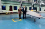 বাংলাদেশের ঢাকা সফরে তুরস্কের প্রতিরক্ষা কোম্পানি বায়কার (Baykar) দ্বারা নির্মিত একটি বায়রাকতার টিবি২ (Bayraktar TB2) ড্রোন পরিদর্শন করছেন প্রেসিডেন্সি অফ ডিফেন্স ইন্ডাস্ট্রিজ (SSB) এর প্রধান হালুক গর্গুন (মাঝে)। এ সময় তাকে সেনাবাহিনীর কর্মকর্তাদের সাথে আলাপচারিতা করতে দেখা যায়।