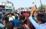 শিক্ষার্থীদের বিক্ষোভের মুখে আবারও দুই উপদেষ্টাকে আটকে দেওয়া হয়।