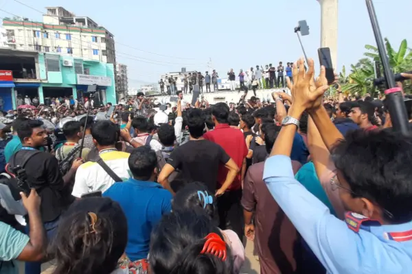 পাঁচ ঘণ্টা পর বেরিয়ে ফের অবরুদ্ধ দুই উপদেষ্টা শিক্ষার্থীদের বিক্ষোভের মুখে আবারও দুই উপদেষ্টাকে আটকে দেওয়া হয়।