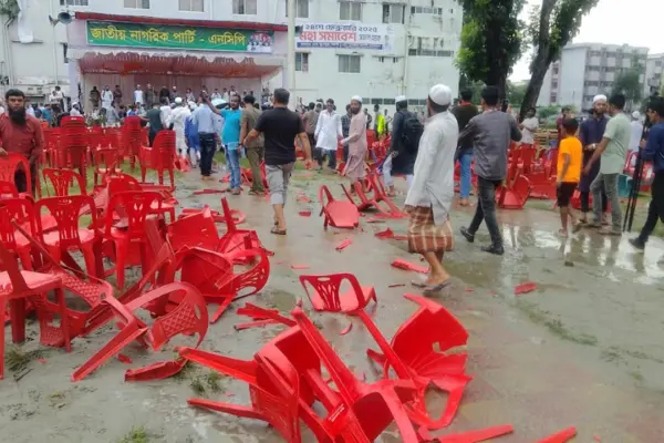 গোপালগঞ্জে জাতীয় নাগরিক পার্টির (এনসিপি) সমাবেশের মঞ্চে হামলার ঘটনা ঘটেছে।