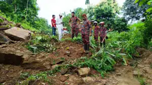 সাজেক-বাঘাইহাট এলাকায় পাহাড় ধসে বন্ধ রয়েছে যান চলাচল।