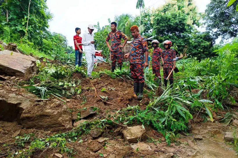 সাজেক-বাঘাইহাট এলাকায় পাহাড় ধসে বন্ধ রয়েছে যান চলাচল।